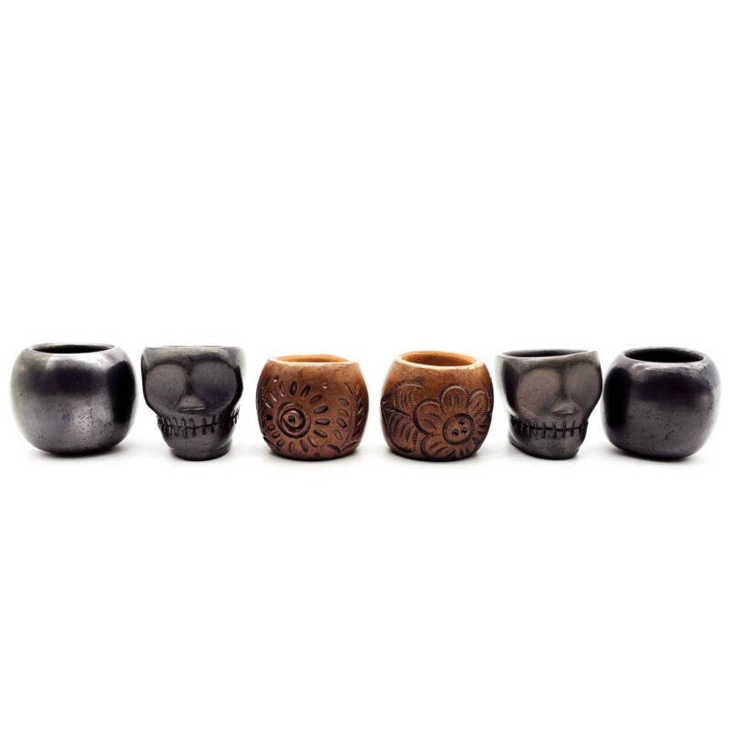 Kit de copas mezcaleras de Barro Negro (2 normales, 2 calavera, 2 decoradas) PIEZA ÚNICA - Image 2