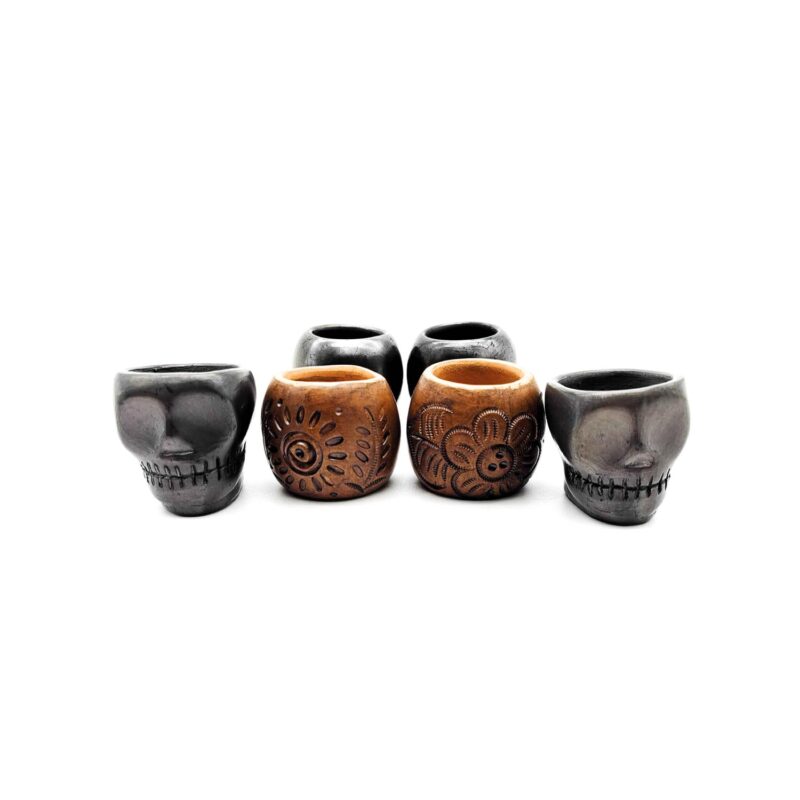 Kit de copas mezcaleras de Barro Negro (2 normales, 2 calavera, 2 decoradas) PIEZA ÚNICA - Image 3