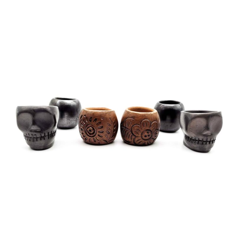 Kit de copas mezcaleras de Barro Negro (2 normales, 2 calavera, 2 decoradas) PIEZA ÚNICA
