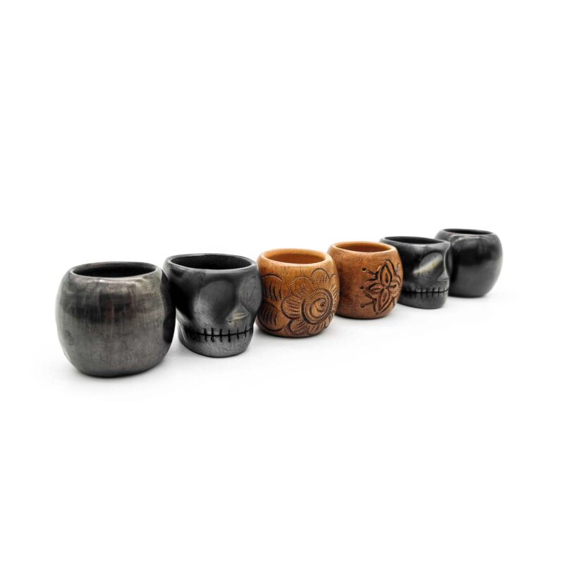 Kit copas mezcaleras de Barro Negro (2 normales, 2 calavera, 2 decoradas) PIEZA ÚNICA - Image 3