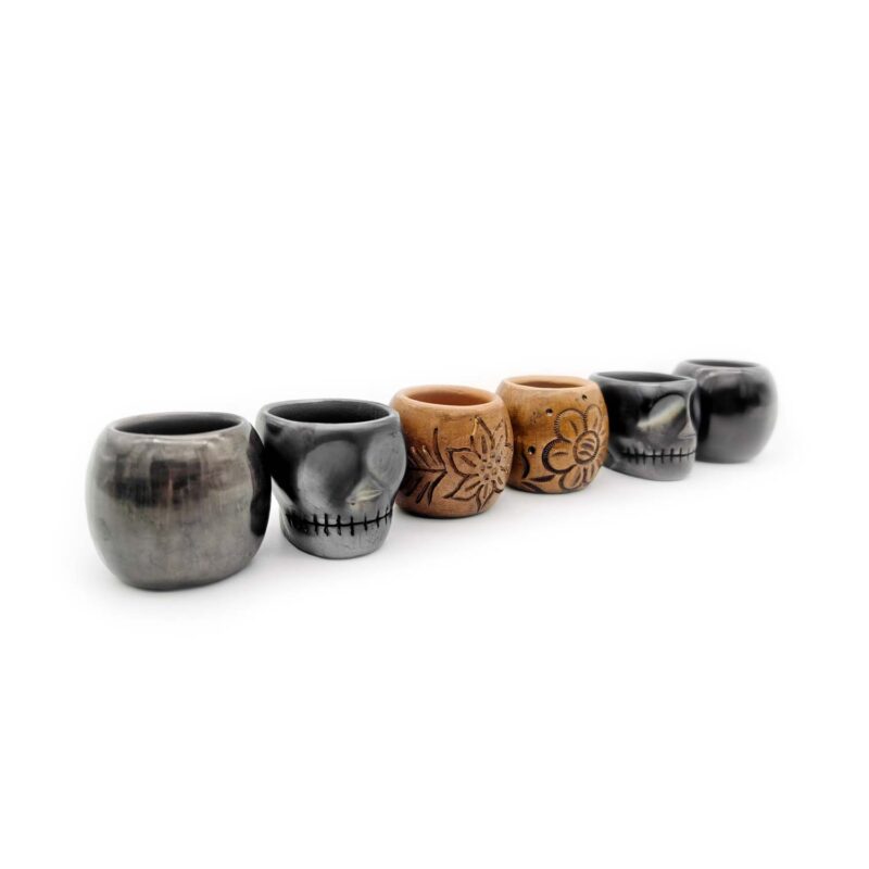 Kit copas mezcaleras de Barro Negro (2 normales, 2 calavera, 2 decoradas) PIEZA ÚNICA - Image 3