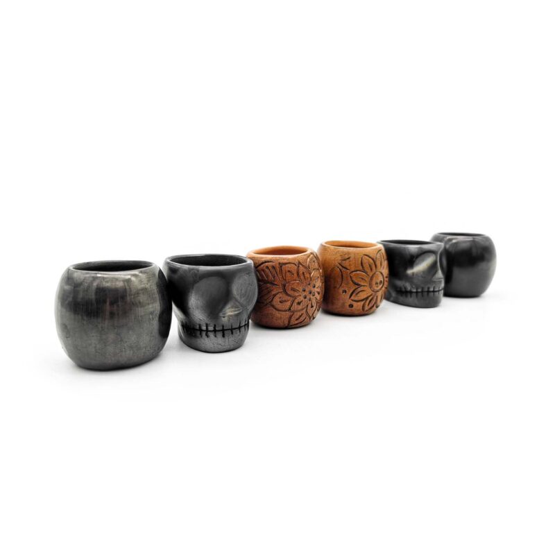 Kit copas mezcaleras de Barro Negro (2 normales, 2 calavera, 2 decoradas) PIEZA ÚNICA - Image 3