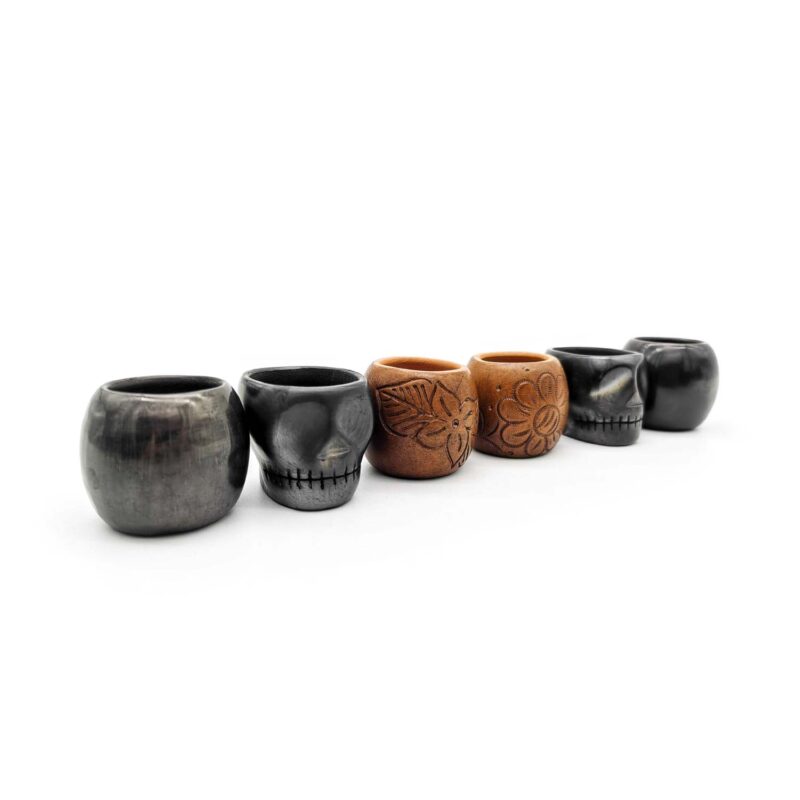 Kit copas mezcaleras de Barro Negro (2 normales, 2 calavera, 2 decoradas) PIEZA ÚNICA - Image 3