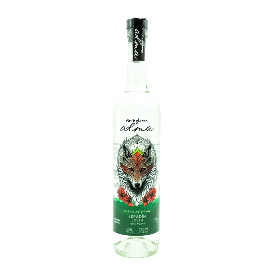 botella de mezcal con etiqueta de lobo y un paisaje verde