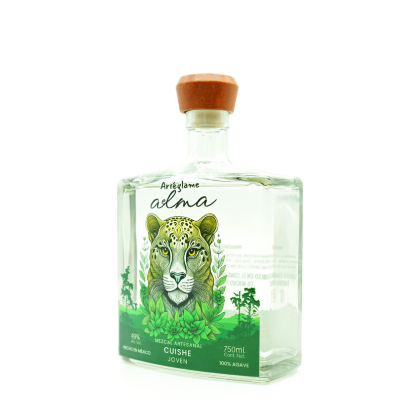 botella de mezcal con un jaguar pintado en el frente