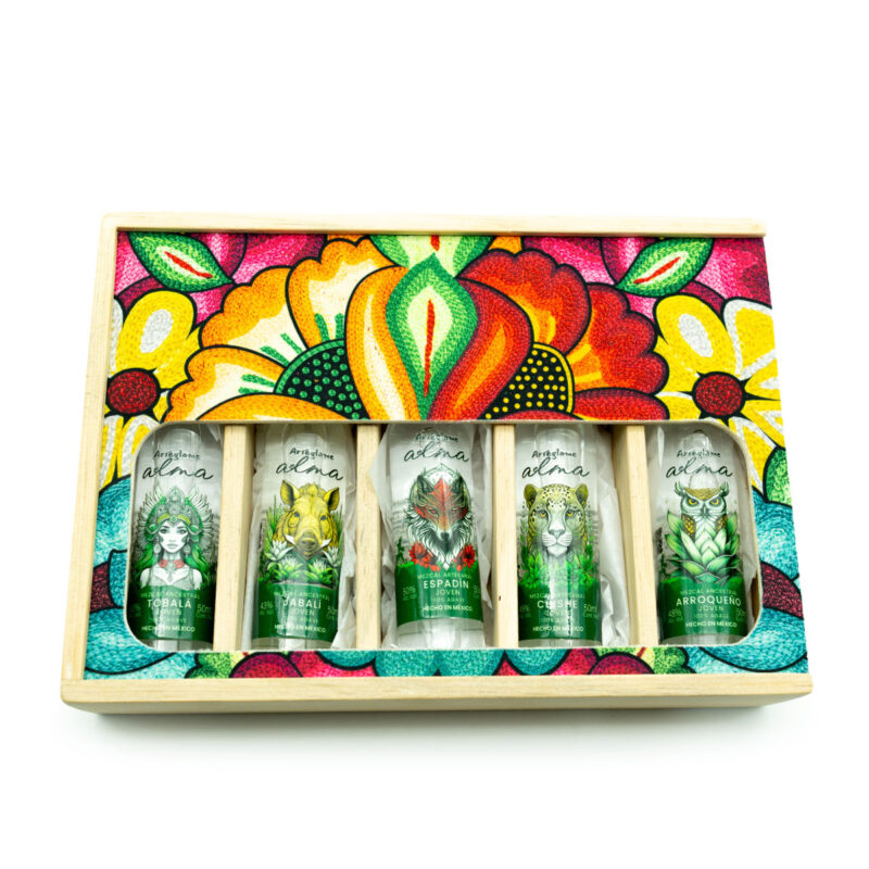 CAJA FLORAL CON BOTELLAS DE MEZCAL 50ML