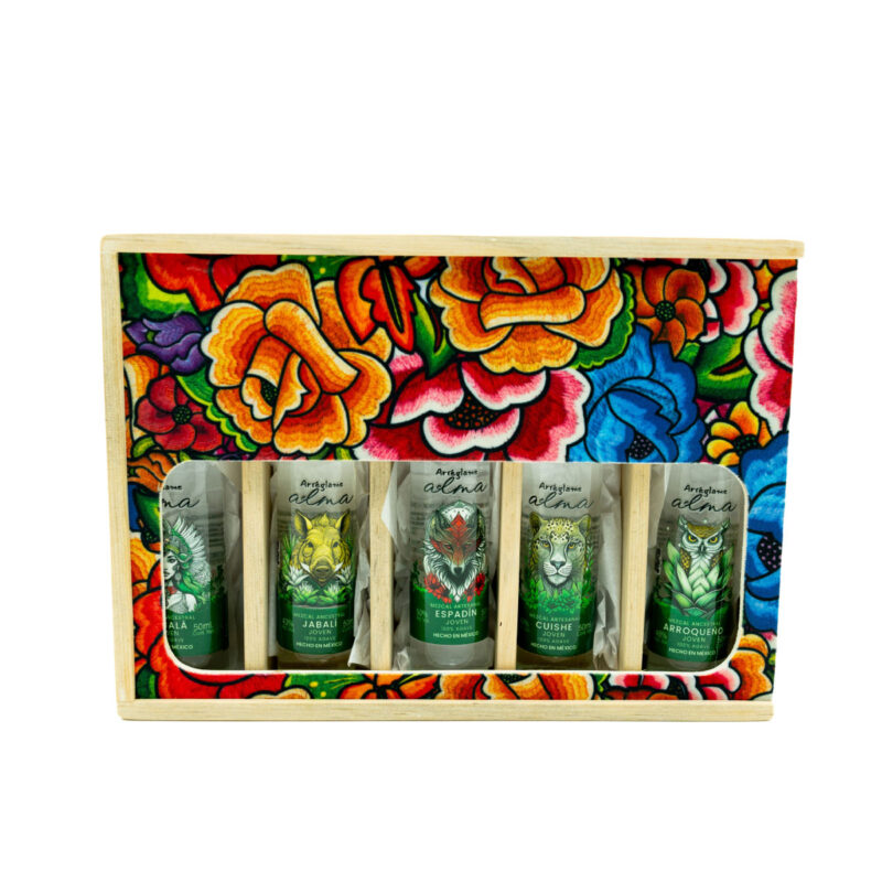 Caja artesanal con botellitas de mezcal