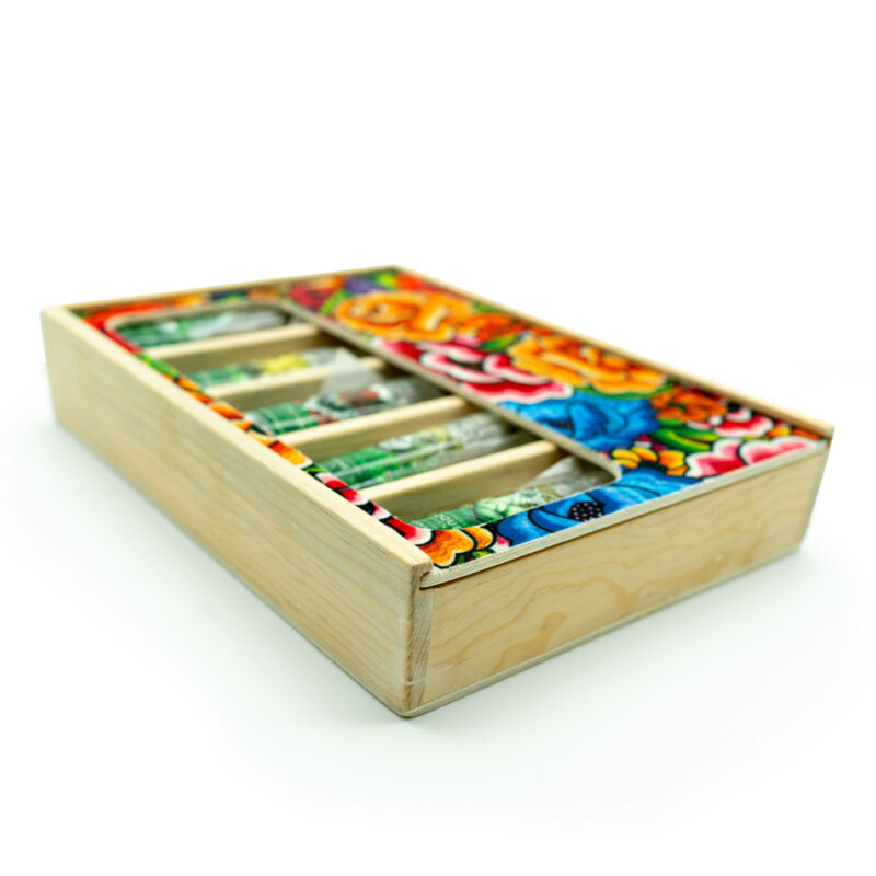 Caja artesanal con botellitas de mezcal