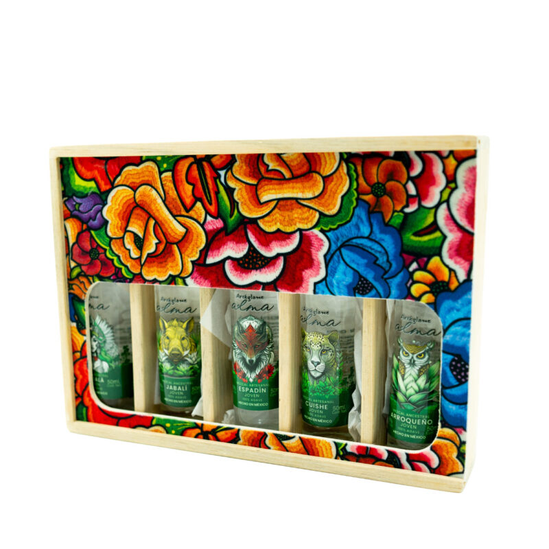 Caja artesanal con botellitas de mezcal