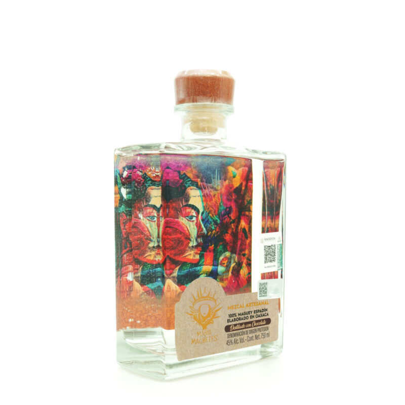 Botella de Mezcal María Machetes, colorida y artesanal